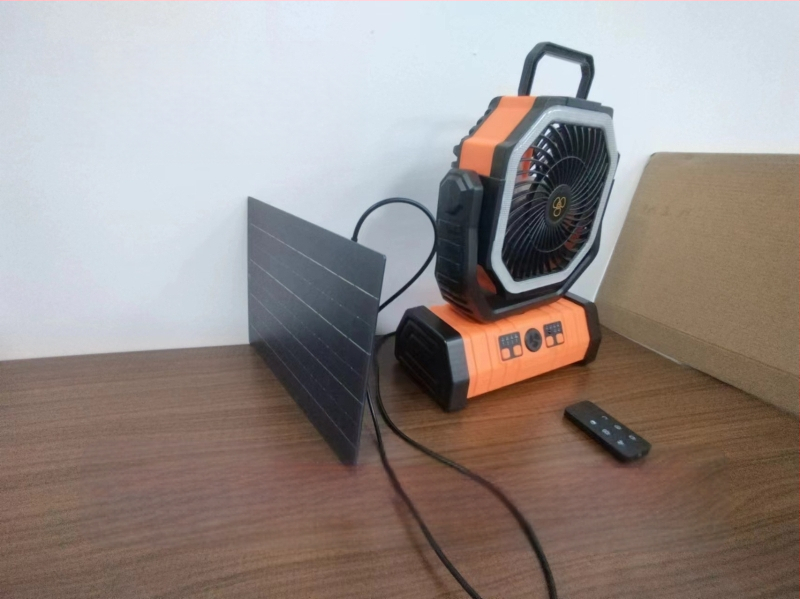 Stovyklavimo ventiliatorius su apšvietimu; įmontuota baterija 2000-4000 mAh; veikimo laikas >12 valandų; oro srauto greitis 5-8 režimai; nuotolinio valdymo.