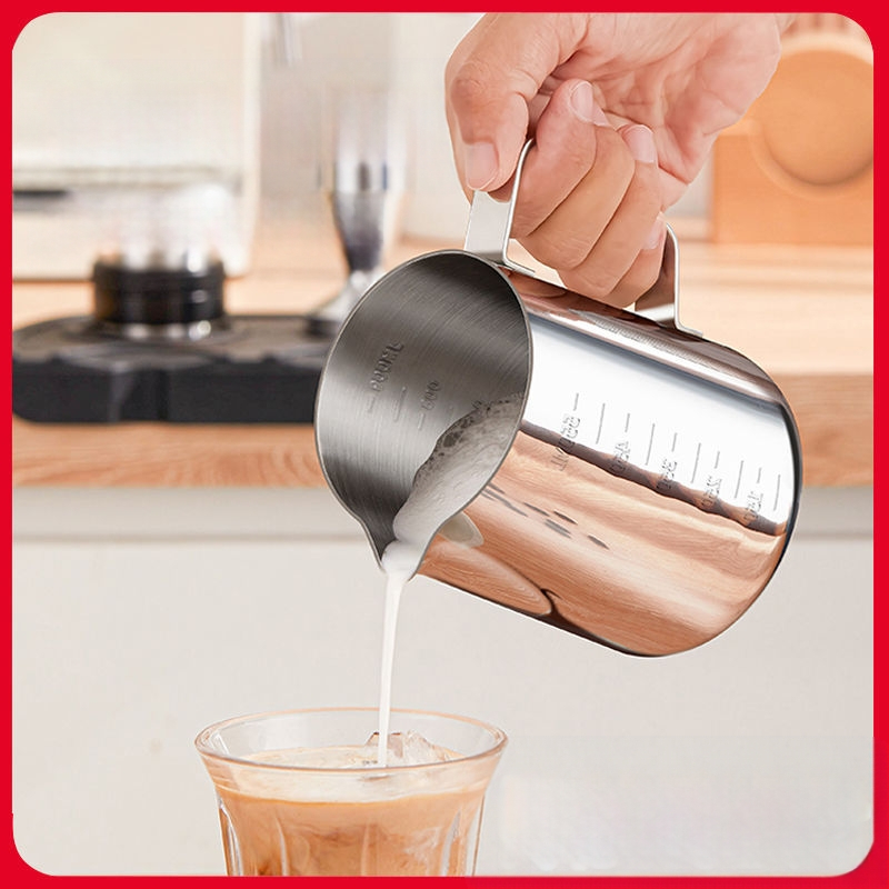 Latte art kanne iš nerūdijančio plieno su matavimo skale ir smaigiu snapu