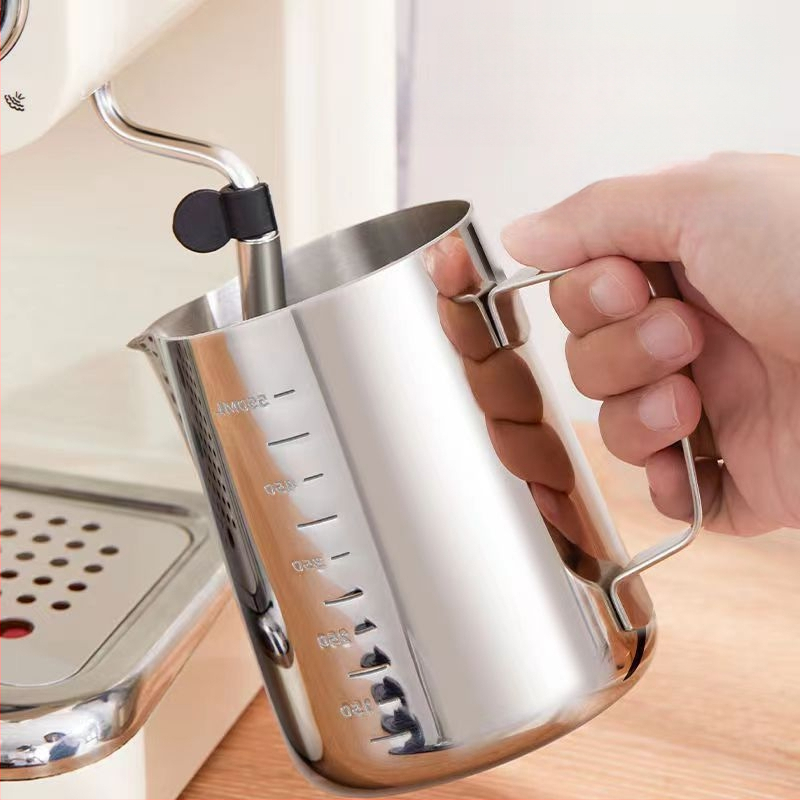 Latte art kanne iš nerūdijančio plieno su matavimo skale ir smaigiu snapu