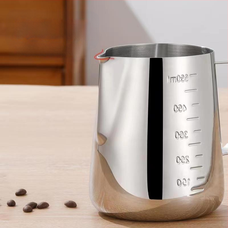 Latte art kanne iš nerūdijančio plieno su matavimo skale ir smaigiu snapu