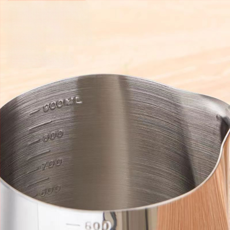 Latte art kanne iš nerūdijančio plieno su matavimo skale ir smaigiu snapu