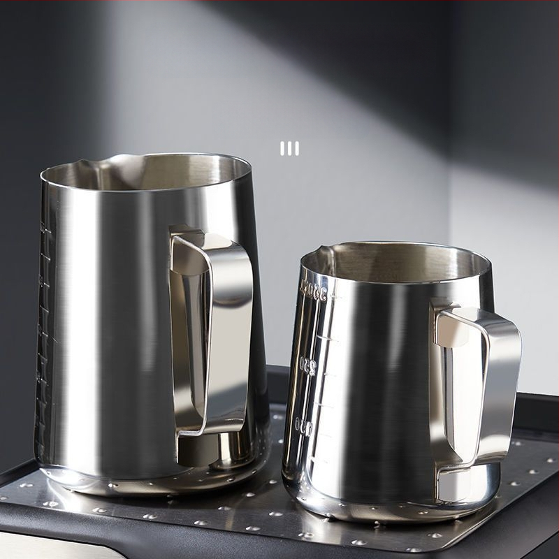 Latte art indas su matavimo skale ir siauru išpylimu