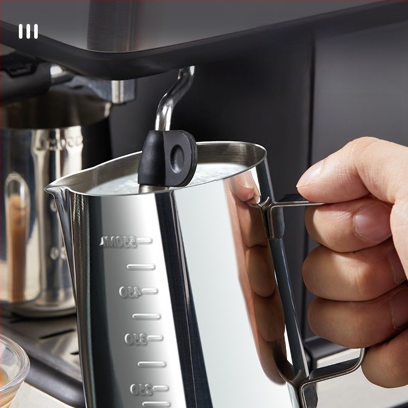 Latte art indas su matavimo skale ir siauru išpylimu