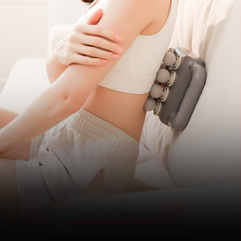 Profesionalus nešiojamas perkusinis masažuoklis su 6+ galvomis, šepetinis variklis, LCD ekranas, 5+ greičiai, įkraunamas, tylus.