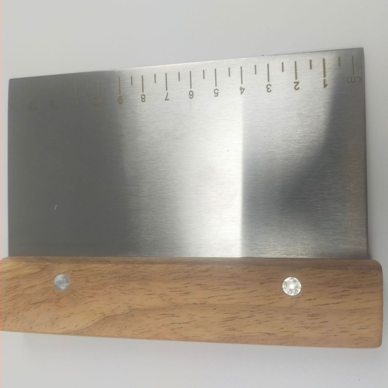 Universea nerūdijančio plieno miltų pjaustymo peilis su matavimo skale ir skraperiu – skirtas ryžių ritinėliams ir pusapvalių tortų pjaustymui