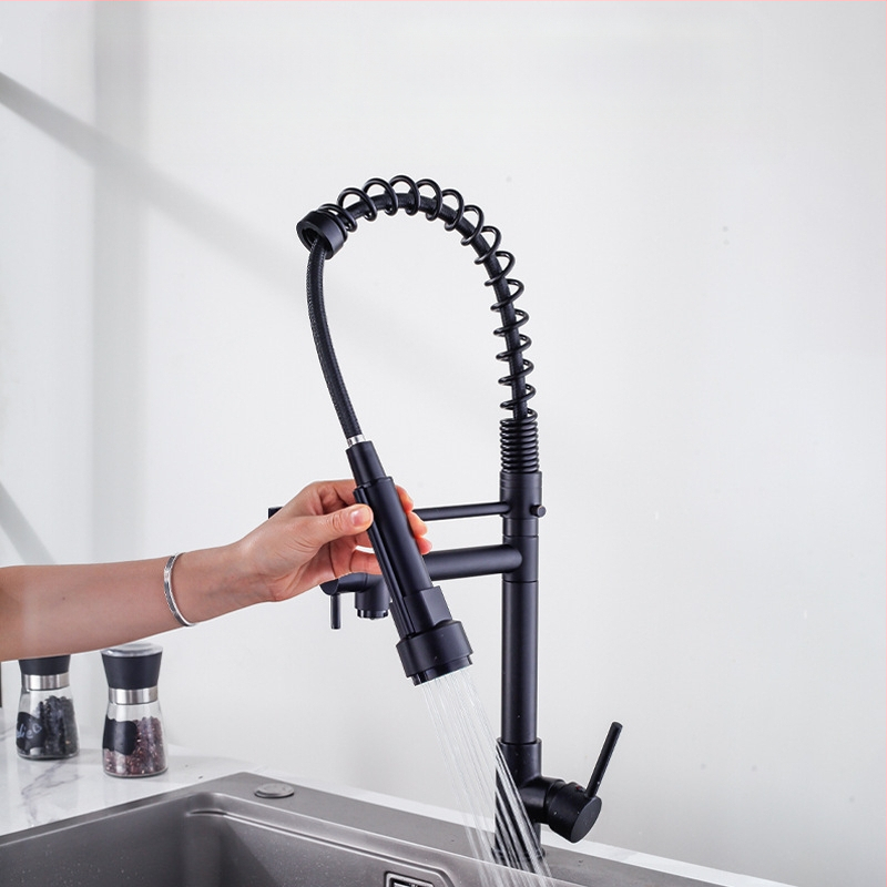 Kuhinjski faucet s izvlačnim crijevom i oprugom, topla i hladna voda, 360° okretna mlaznica