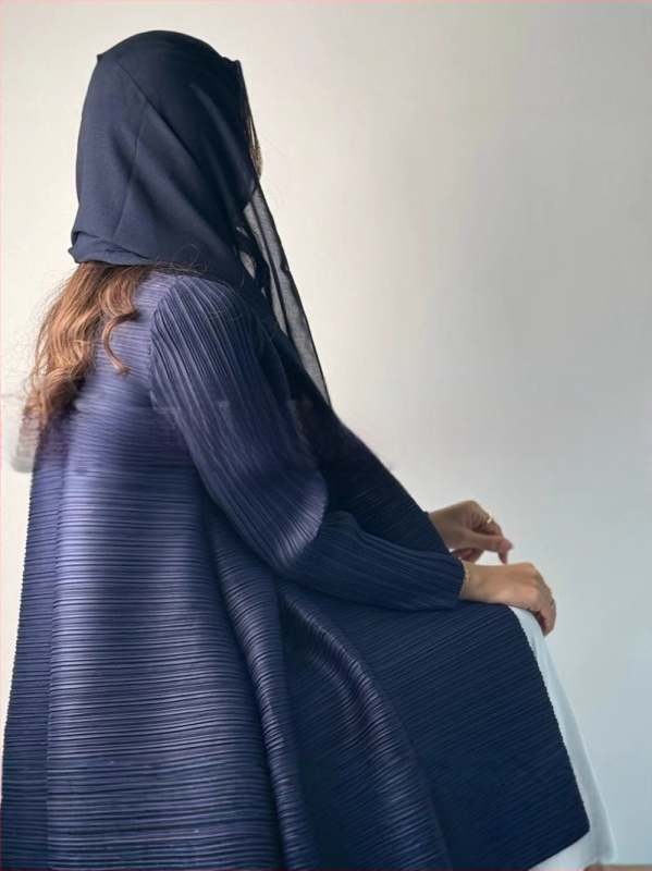 Arabų abaja su klostėmis ir spauda, ilgomis rankovėmis, išilgintas ilgis, užtrauktas rišimu