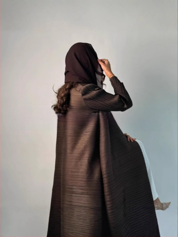 Arabų abaja su klostėmis ir spauda, ilgomis rankovėmis, išilgintas ilgis, užtrauktas rišimu