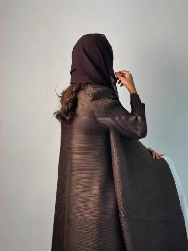 Arabų abaja su klostėmis ir spauda, ilgomis rankovėmis, išilgintas ilgis, užtrauktas rišimu