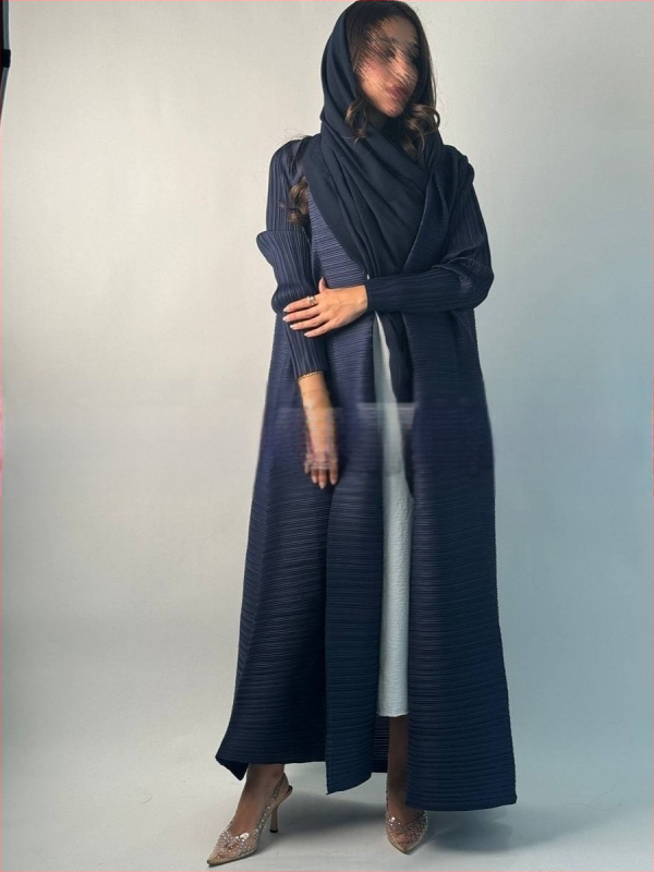 Arabų abaja su klostėmis ir spauda, ilgomis rankovėmis, išilgintas ilgis, užtrauktas rišimu