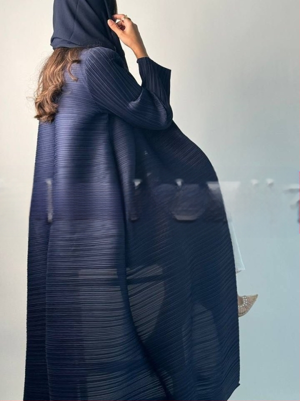 Arabų abaja su klostėmis ir spauda, ilgomis rankovėmis, išilgintas ilgis, užtrauktas rišimu