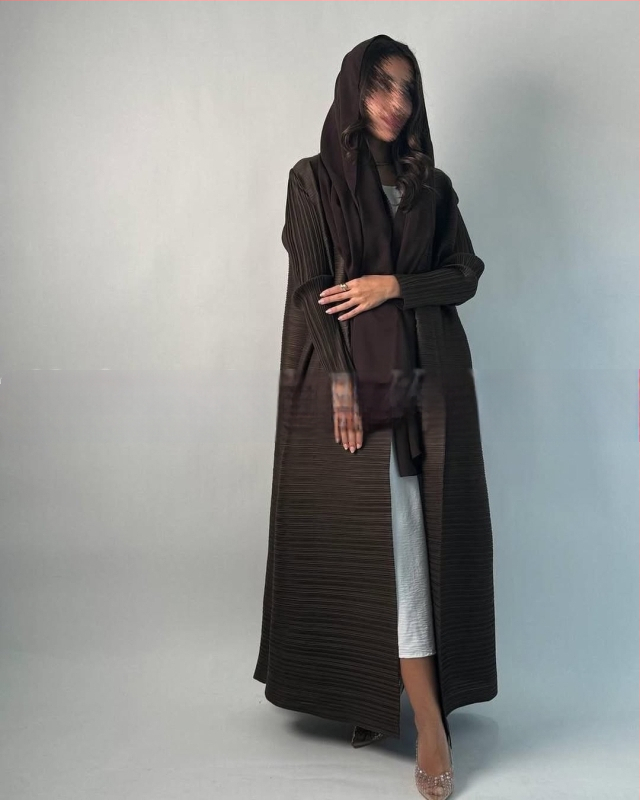 Arabų abaja su klostėmis ir spauda, ilgomis rankovėmis, išilgintas ilgis, užtrauktas rišimu