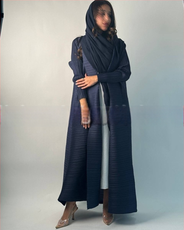 Arabų abaja su klostėmis ir spauda, ilgomis rankovėmis, išilgintas ilgis, užtrauktas rišimu