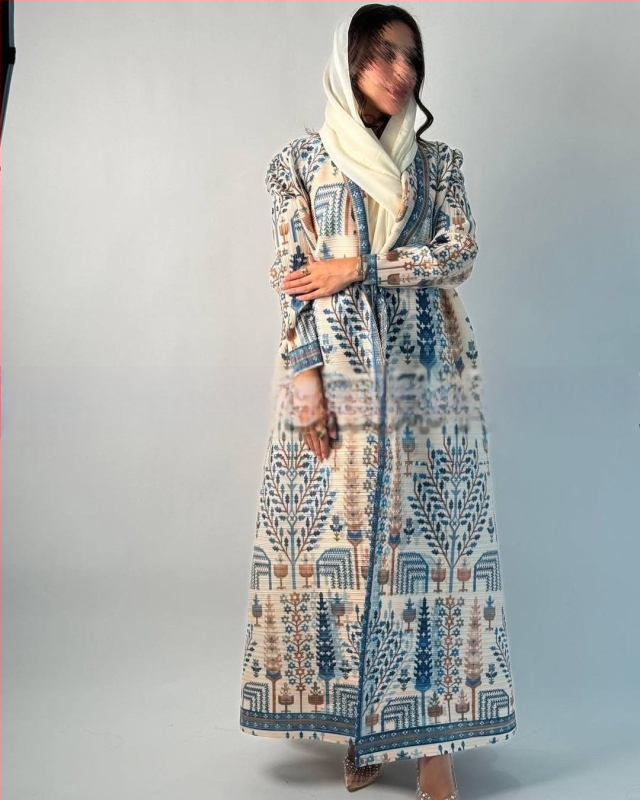 Arabų abaja su klostėmis ir spauda, ilgomis rankovėmis, išilgintas ilgis, užtrauktas rišimu