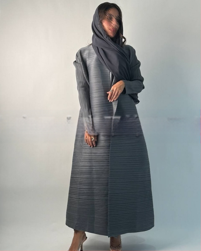 Arabų abaja su klostėmis ir spauda, ilgomis rankovėmis, išilgintas ilgis, užtrauktas rišimu