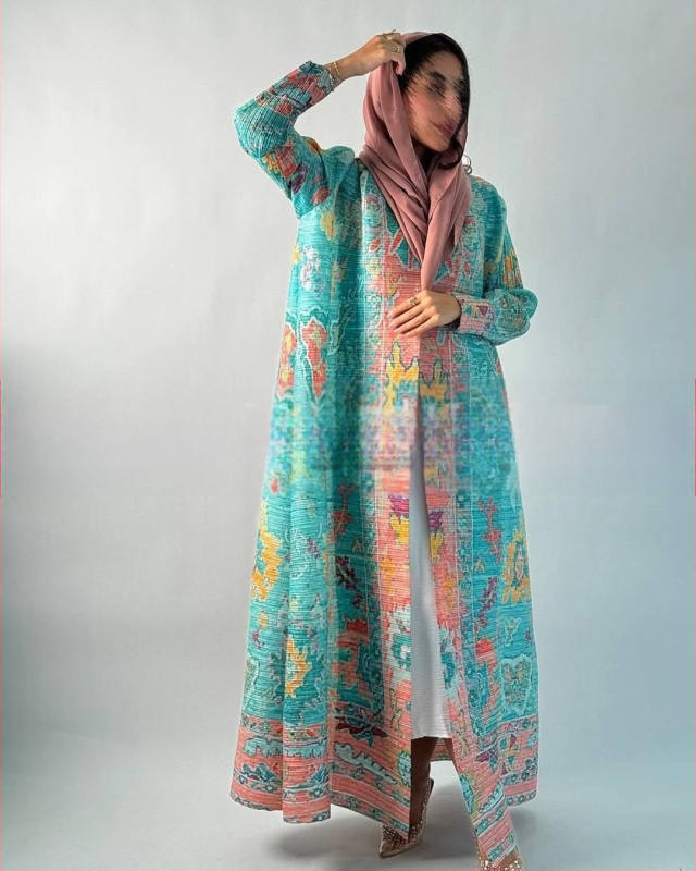 Arabų abaja su klostėmis ir spauda, ilgomis rankovėmis, išilgintas ilgis, užtrauktas rišimu