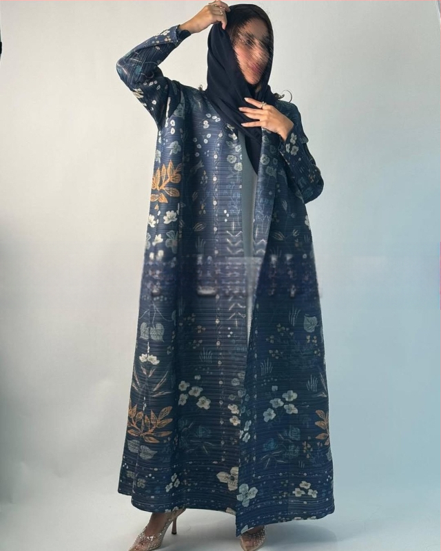 Arabų abaja su klostėmis ir spauda, ilgomis rankovėmis, išilgintas ilgis, užtrauktas rišimu