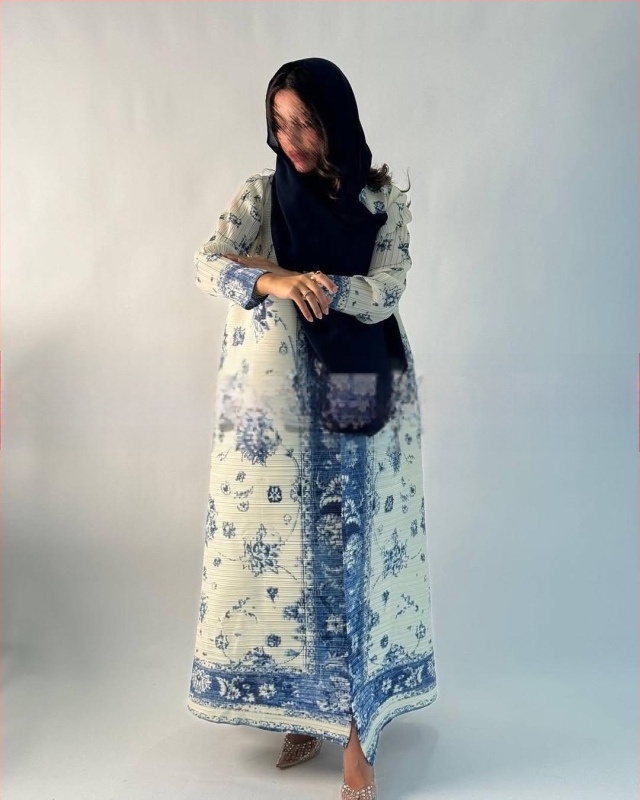 Arabų abaja su klostėmis ir spauda, ilgomis rankovėmis, išilgintas ilgis, užtrauktas rišimu