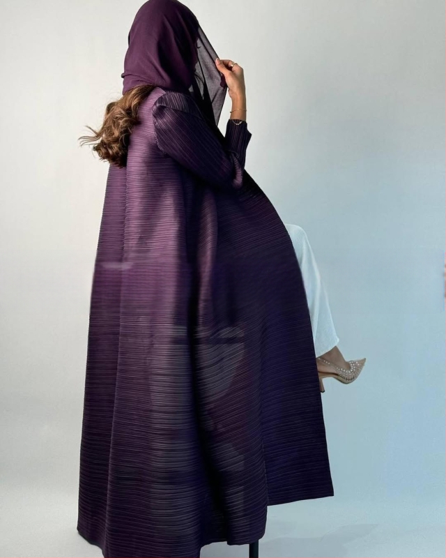 Arabų abaja su klostėmis ir spauda, ilgomis rankovėmis, išilgintas ilgis, užtrauktas rišimu