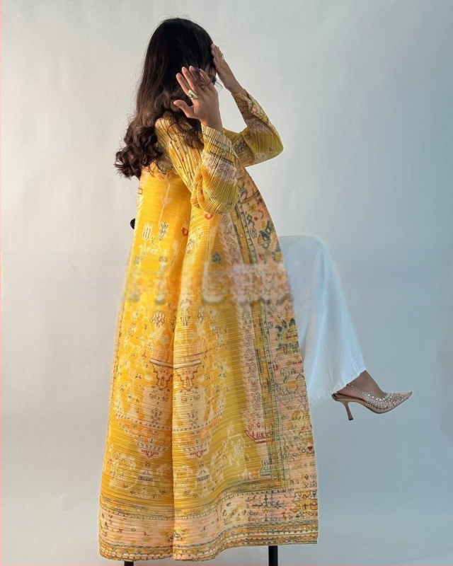 Arabų abaja su klostėmis ir spauda, ilgomis rankovėmis, išilgintas ilgis, užtrauktas rišimu