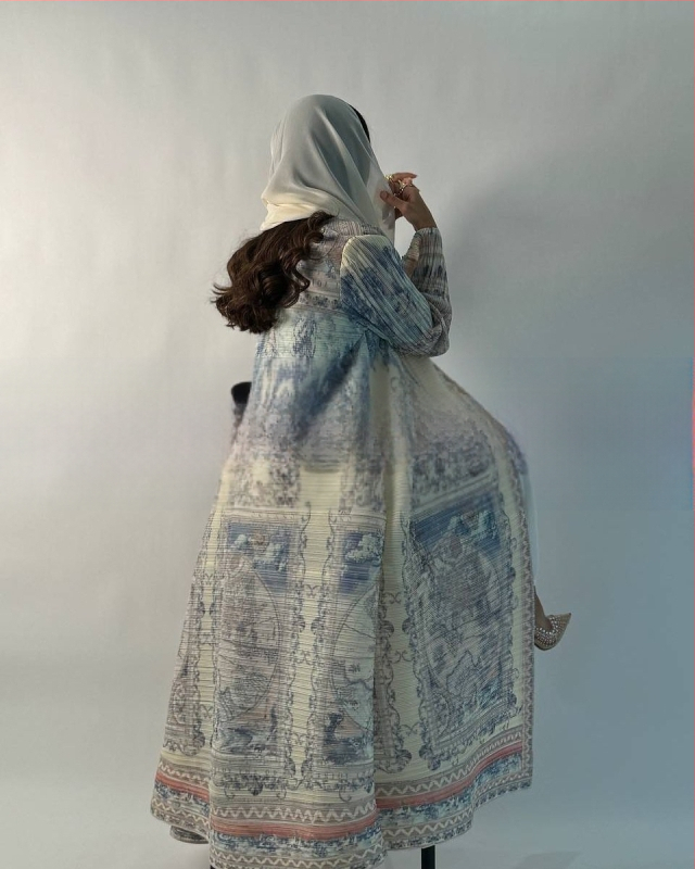 Arabų abaja su klostėmis ir spauda, ilgomis rankovėmis, išilgintas ilgis, užtrauktas rišimu