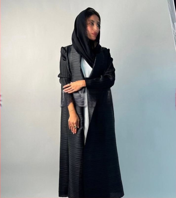 Arabų abaja su klostėmis ir spauda, ilgomis rankovėmis, išilgintas ilgis, užtrauktas rišimu