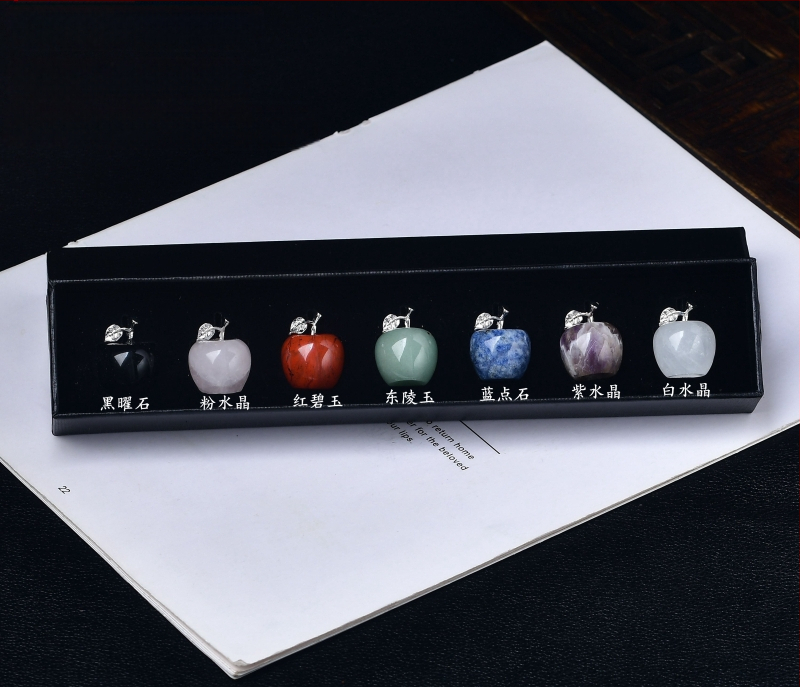 Krištolo obuolio formos akmens dekoracija su plokščią deimantinę bazę, itin plonas stilius, grandininis raštas