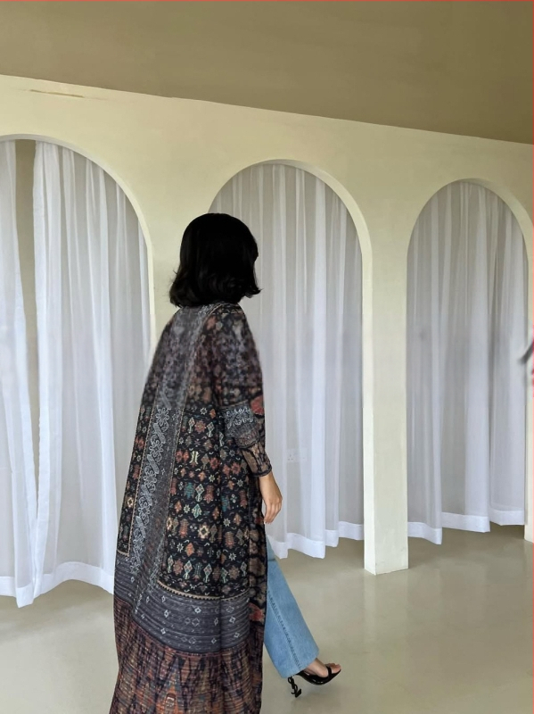 Plisuota moterų abaja su spausdintu raštu, laisvas kirpimas, ilgas rankovės, ilgas ilgis, poliesteris