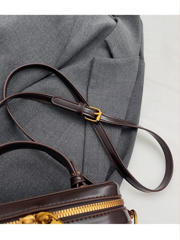 Chanel stila vintage kosmētikas soma no PU materiāla, ar rāvējslēdzēja aizdari, ovālas formas, poliestera iekšpuse, ID kabatiņa