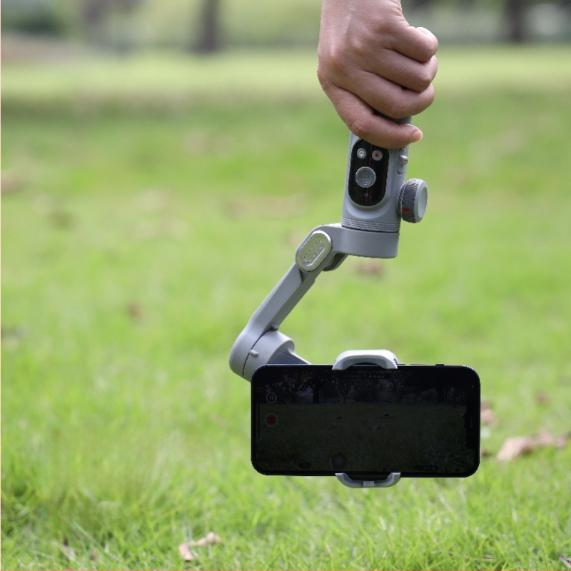 Okawa σταθεροποιητής smartphone με τρεις άξονες και παρακολούθηση προσώπου, φορητός γκίμπαλ για βίντεο. Συμβατός με τηλέφωνα έως πλάτος 88 mm και βάρος έως 280 g; βάρος συσκευής 295 g; χειροκίνητη εγκατάσταση; κυκλοφόρησε το 2022; 1ετής εγγύηση.