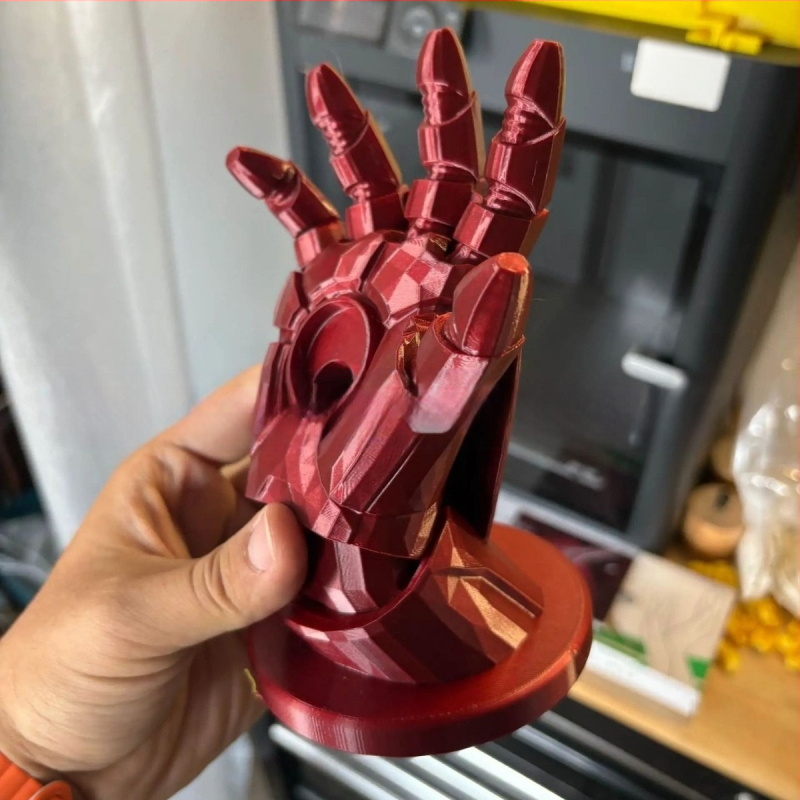 Автомобилен магнитен държач за телефон с 3D принтиран Iron Man дизайн, зарядна база, PLA материал, палмовидна форма, стил модерно изкуство