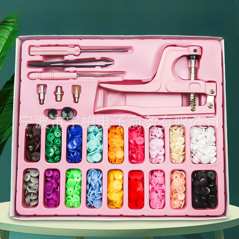 Dervos pagrindu pagamintas keturių spaustukų sagtelių komplektas džinsams (T5), be prekės ženklo pakuotėje