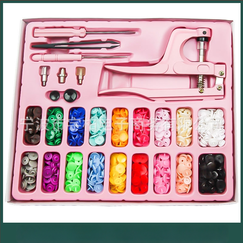 Dervos pagrindu pagamintas keturių spaustukų sagtelių komplektas džinsams (T5), be prekės ženklo pakuotėje