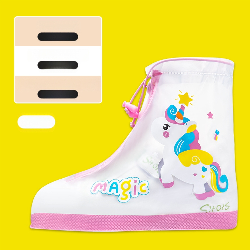 Vaikų lietaus batų uždangalai – vandeniui atsparūs, neslystantys, atsparūs dėvėjimui, atsparūs nešvarumams; karikatūrų motyvai (vienaragis, antis, dinozauras, lokys)