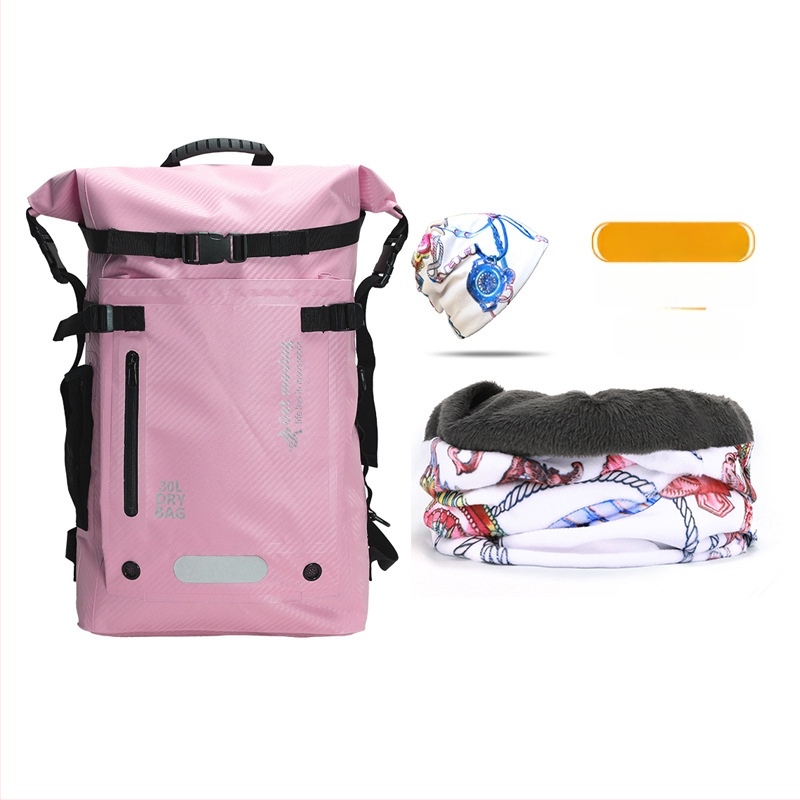 30L vandeniui atspari kuprinė iš anglies pluošto, su sausai–drėgnai atskyrimu ir keliomis kišenėmis