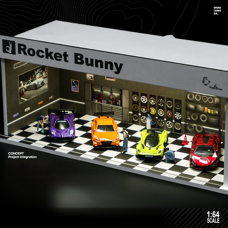 1:64 mēroga auto modelis izstādīšanai PVC kastē ar garāžas ainu un apgaismojumu; montāža nepieciešama; pielāgojams pēc zīmējumiem