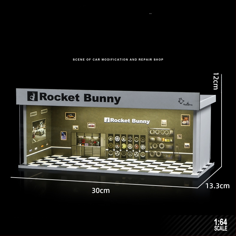 1:64 mēroga auto modelis izstādīšanai PVC kastē ar garāžas ainu un apgaismojumu; montāža nepieciešama; pielāgojams pēc zīmējumiem