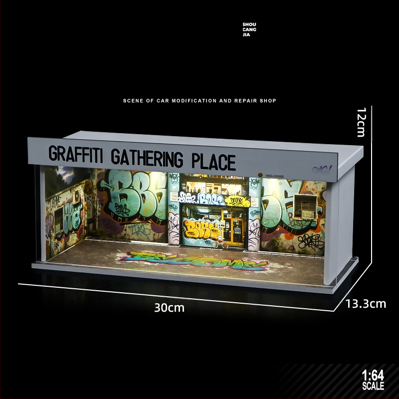 1:64 mēroga auto modelis izstādīšanai PVC kastē ar garāžas ainu un apgaismojumu; montāža nepieciešama; pielāgojams pēc zīmējumiem