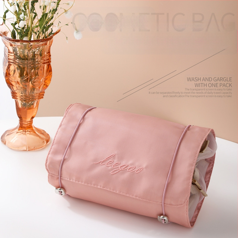 Nylonból készült utazási kozmetikai táska, négy az egyben kialakítású, vízszintes négyzet alakú, cipzáras nyitás, belső rétegekkel és sandwich rekeszekkel, ideális a szabadidős utazásokhoz.