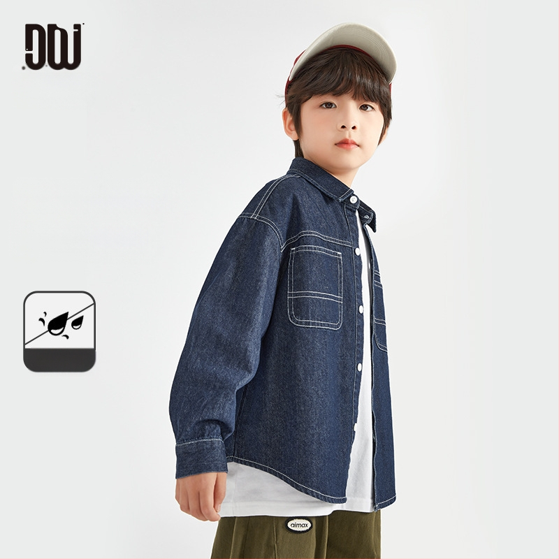 Παιδικό πουκάμισο από ξεπλυμένο τζιν, 82% βαμβάκι, μακριά μανίκια, άνετη ρετρό γραμμή, άνοιξη–φθινόπωρο 2025.