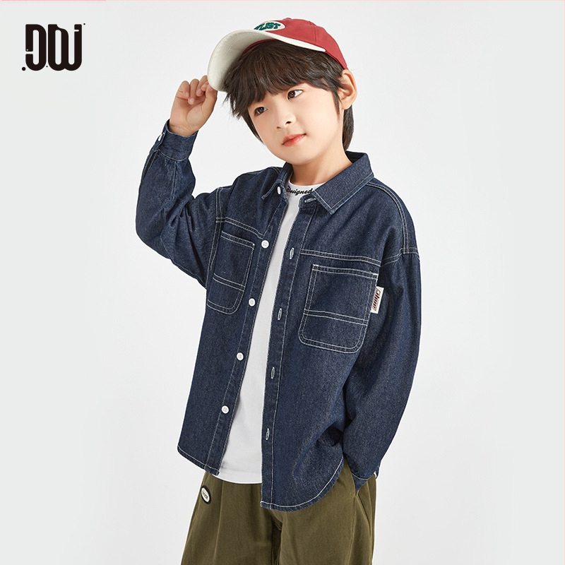 Παιδικό πουκάμισο από ξεπλυμένο τζιν, 82% βαμβάκι, μακριά μανίκια, άνετη ρετρό γραμμή, άνοιξη–φθινόπωρο 2025.