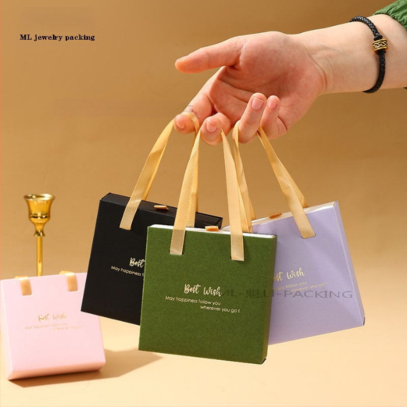 Sandėlyje: trijų dalių juvelyrinių dirbinių rinkinys popierinėje dėžutėje su traukimo kaspinu (žiedas, pakabukas, auskarai). Prekės ženklas ML; Medžiaga: plastikas; Pakuotės tipas: dėžutė; Pakuotės lygis: pardavimo pakuotė; Specifikacijos: Nr. 1