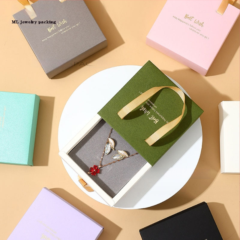 Sandėlyje: trijų dalių juvelyrinių dirbinių rinkinys popierinėje dėžutėje su traukimo kaspinu (žiedas, pakabukas, auskarai). Prekės ženklas ML; Medžiaga: plastikas; Pakuotės tipas: dėžutė; Pakuotės lygis: pardavimo pakuotė; Specifikacijos: Nr. 1