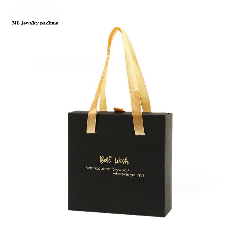 Sandėlyje: trijų dalių juvelyrinių dirbinių rinkinys popierinėje dėžutėje su traukimo kaspinu (žiedas, pakabukas, auskarai). Prekės ženklas ML; Medžiaga: plastikas; Pakuotės tipas: dėžutė; Pakuotės lygis: pardavimo pakuotė; Specifikacijos: Nr. 1