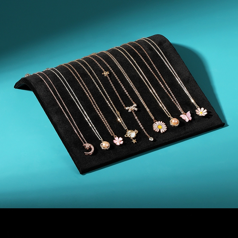 Vieno kūno plieninis S formos karolėlių ekspozicijos stovas su aksomo danga