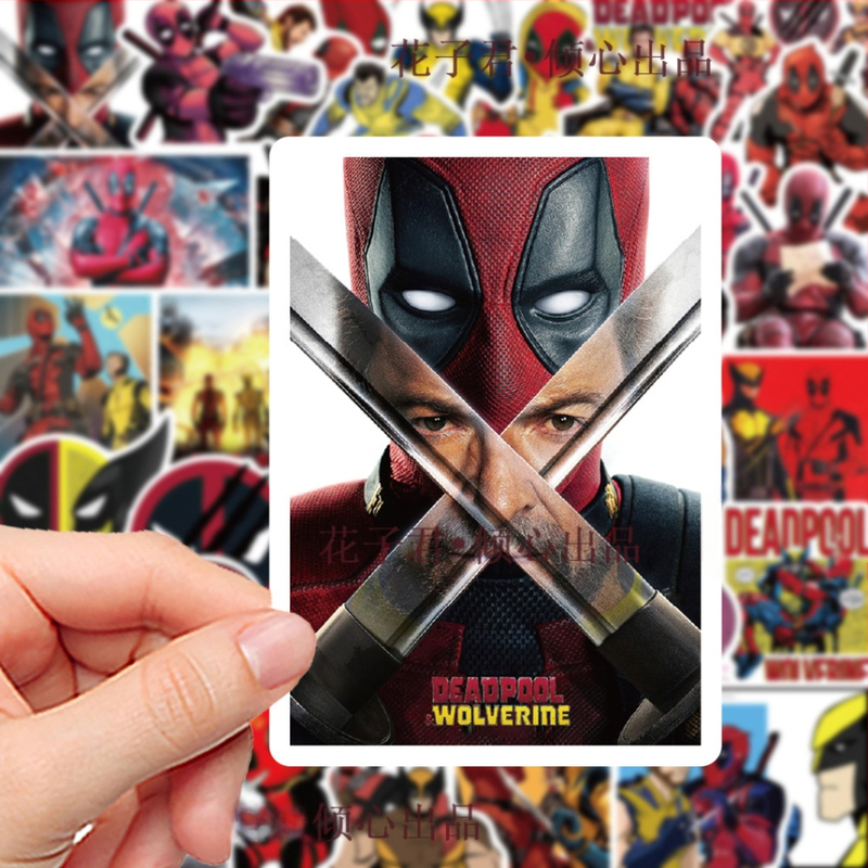 Telefonu lietu un bagāžas uzlīmju komplekts – 50 lapas ar Deadpool un Wolverine, karikatūrisks stils, PVC materiāls, uzlīmes un apdruka, logotipa apdruka iespējama, zīmols Suye
