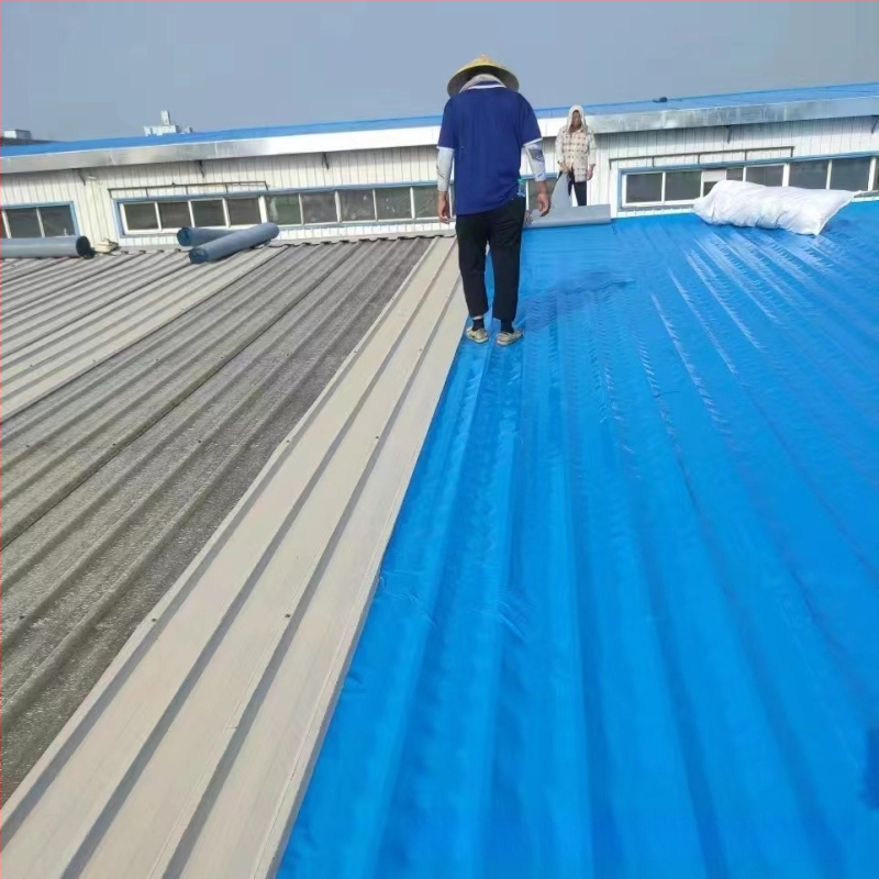 Pašlīmējoša jumta ūdensnecaurlaidīga membrāna no termoplastiskā poliolefīna — slāņota ruļveida plāksne, polimēra kodols, ūdensnecaurlaidīga un mitruma izturīga.