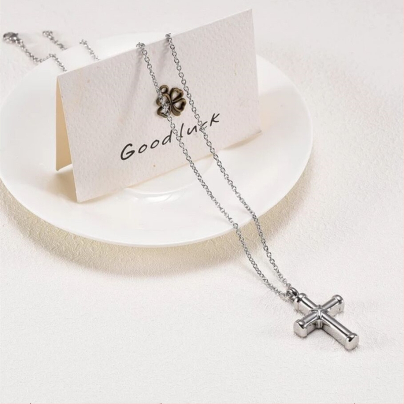 Nerūsējošā tērauda krusta piekariņš ar urnu kaklarotu, The Cross Series, modelis FLW686