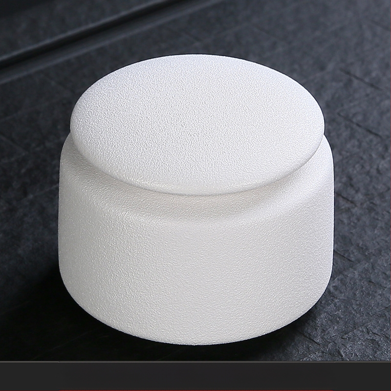 Keraminis arbatos laikymo indas su individualizuotu logotipu; šiuolaikiškas minimalistinis stilius; medžiaga: keramika; svoris: 0.5; pakuotė: kartonas arba dovanų dėžutė