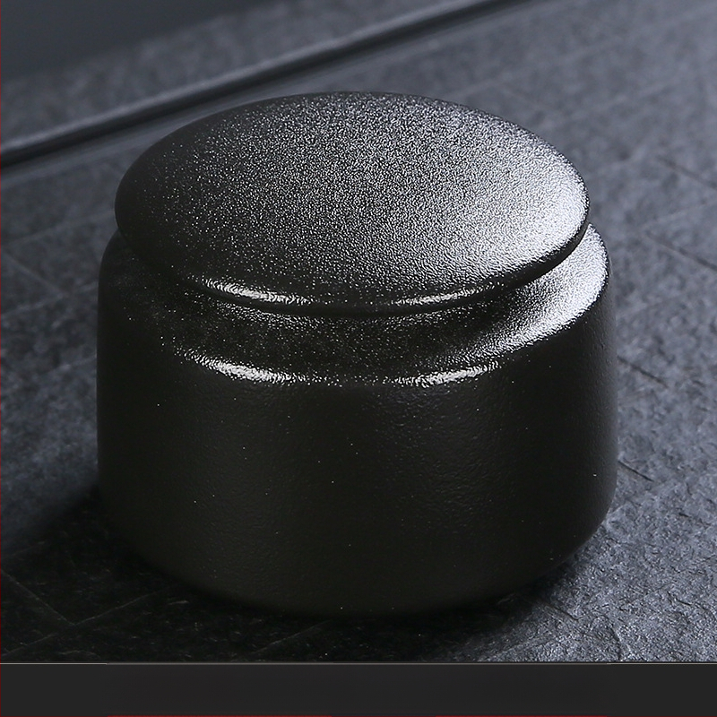 Keraminis arbatos laikymo indas su individualizuotu logotipu; šiuolaikiškas minimalistinis stilius; medžiaga: keramika; svoris: 0.5; pakuotė: kartonas arba dovanų dėžutė